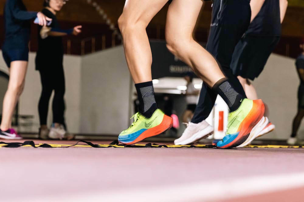 碳板鞋適合的配速大概是體感八成力的速度，換算下來是大部分跑者的五分速內。而且碳板鞋在平坦路段發揮最好
