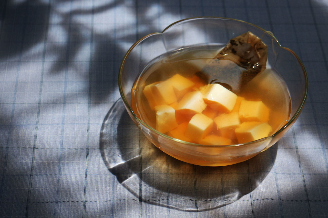 杏仁豆腐加上烏龍茶，杏仁與茶香讓整體味道清爽又有口感，絕對能成為你新的飲料選擇！