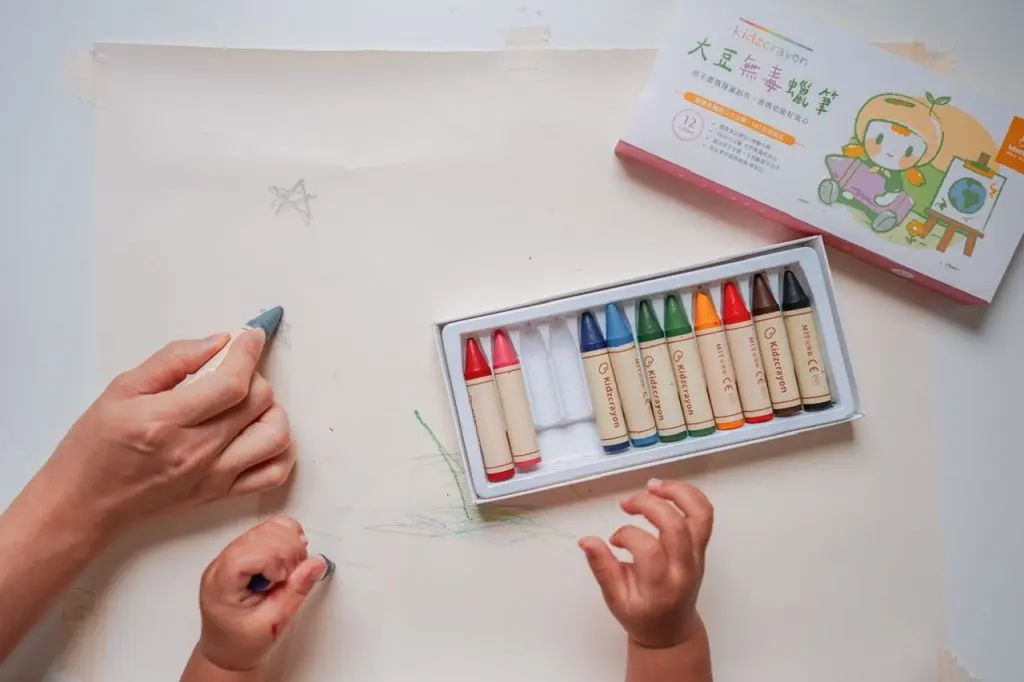繪畫對於兒童的認知發展是相當重要的工具，孩子可以透過繪畫表達自己的情緒和想像，父母也可以透過繪畫教導認知。